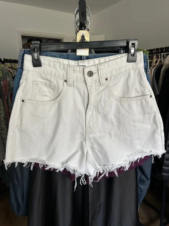 Cotton On High Rise Mom Jean. Size 4. 2.5” inseam. - Picture 1 of 5